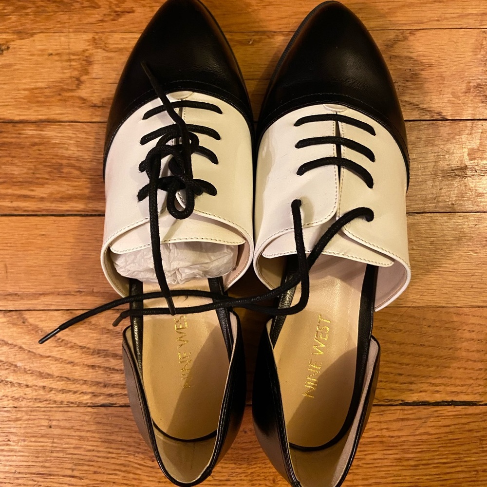 NWT Nine West Black and White Leather tie Flats